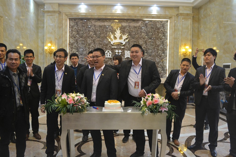 激情AV青青草陶瓷砖庆生会现场