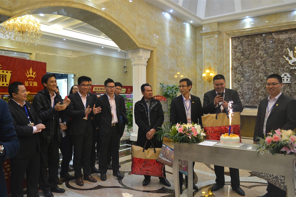 全体激情AV青青草陶人齐聚一堂为寿星庆生