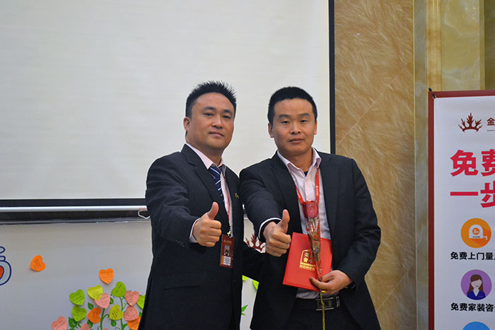 激情AV青青草陶瓷砖营销总经理罗胜为开拓冠军（高抗）颁奖