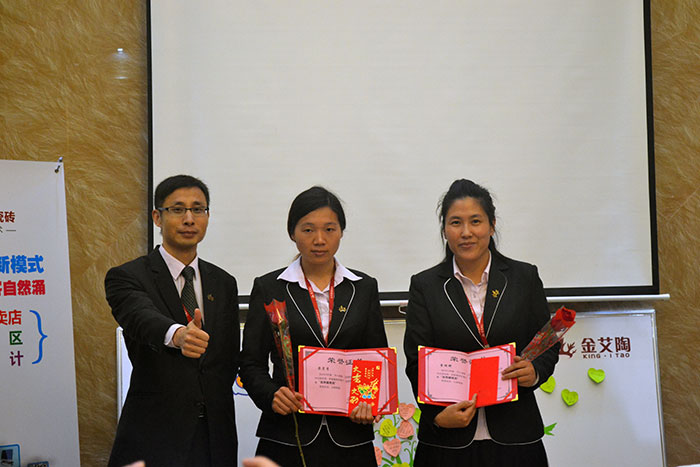 激情AV青青草陶瓷砖网销部运营总监刘小良为2015激情AV青青草陶优秀服务奖颁奖