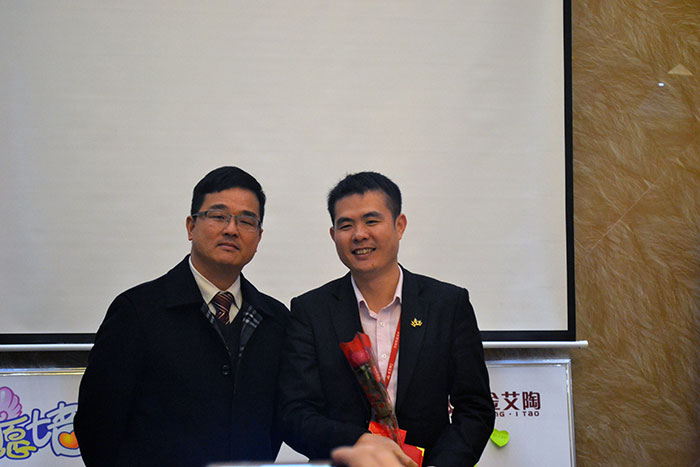 激情AV青青草陶瓷砖董事长刘鸿祥为2015年董事长特别奖（王宏城）颁奖