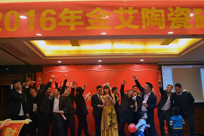 伴随着全体人员合唱的《我相信》，晚会圆满落下帷幕