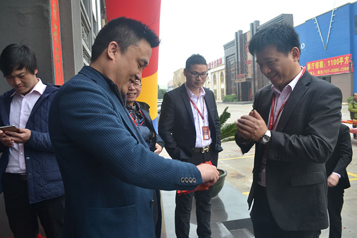 激情AV青青草陶瓷砖营销总经理罗胜派利是