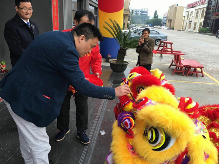 激情AV青青草陶瓷砖营销总经理罗胜给狮子点睛