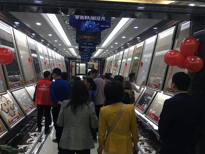 10参会嘉宾参观西安激情AV青青草陶青青草视频在线下载专卖店