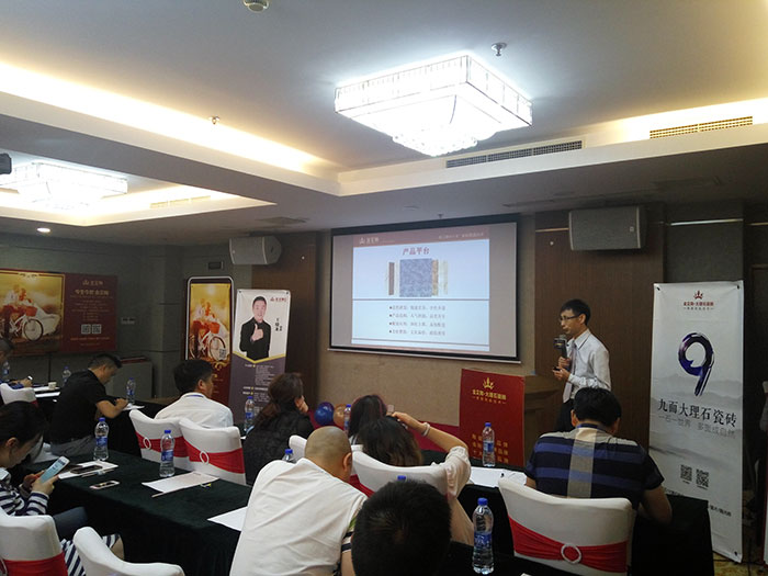 激情AV青青草陶瓷砖青青草视频在线下载网销部运营总监刘小良先生介绍激情AV青青草陶优势亮点