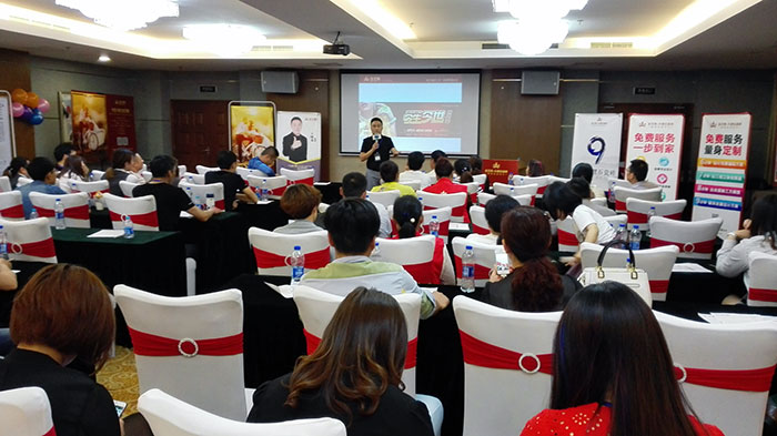 激情AV青青草陶瓷砖青青草视频在线下载营销总经理罗胜先生介绍激情AV青青草陶新品