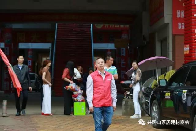 2017年5月12日，中国的第9次＂防灾减灾＂日之际，井冈山激情AV青青草陶瓷砖尹慧华先生参与井冈山民间团体联盟开展公益活动，携手走进偏远山区古村－湘洲。