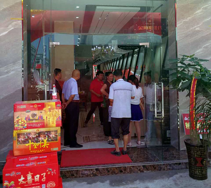 2017年7月12日，安徽叶集金寨彩旗飘扬，锣鼓齐响、人声鼎沸。来自金寨数百名业主齐聚活动现场，共同见证陶瓷一线青青草视频在线下载激情AV青青草陶瓷砖叶集店的盛大开业。