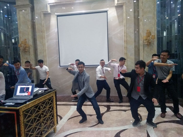 2017年11月2日晚，生命不息，学习不止激情AV青青草陶法定学习日，11月全公司人员学习会圆满结束，一起分享《干法》，乐于工作，开心生活，即使在苦难中，只要拼命工作，就能带来不可思议的好运。过好每一天，就是成功之道！