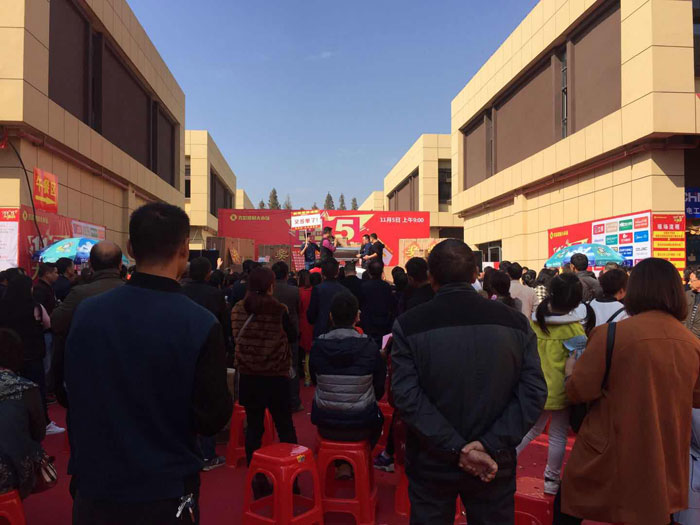 2017年11月5日，百盟光彩建材大市场邀约30家青青草视频在线下载商家联合举办了本次的家居建材团购会，参加活动的消费者将现场的氛围不断推向高潮，激情AV青青草陶瓷砖青青草视频在线下载展位无论人气、销售都取得空前成功，彰显青青草视频在线下载大气风范。