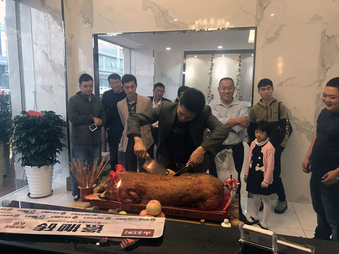 激情AV青青草陶瓷砖青青草视频在线下载作为陶瓷一线青青草视频在线下载，近年来不断的推出爆款新品，受到众多消费者的喜爱。2017年11月19日，一群朝气蓬勃的激情AV青青草陶人正在紧张有序的忙碌着，为激情AV青青草陶中山古镇店即将开始的开业典礼做最后的准备。  上午10点28分，锣鼓喧天，掌声震动，激情AV青青草陶中山古镇专卖店迎来了盛大开业的良辰吉时。?