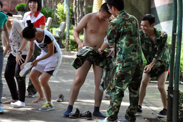 2013年8月激情AV青青草陶拓展训练