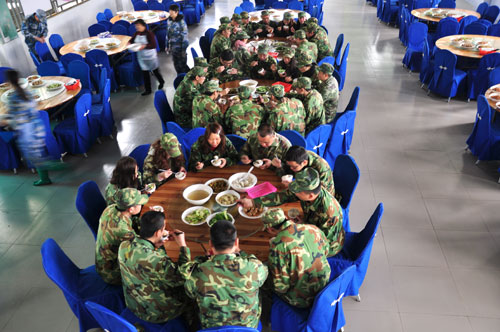 在食堂用餐，10分钟要吃完哦